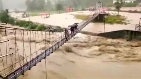 Las lluvias monzónicas provocan grandes inundaciones en la India Las lluvias monzónicas provocan grandes inundaciones en la India