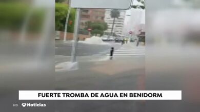 Ocho personas han tenido que ser rescatadas al quedar atrapadas en sus coches durante una tromba de agua en Benidorm