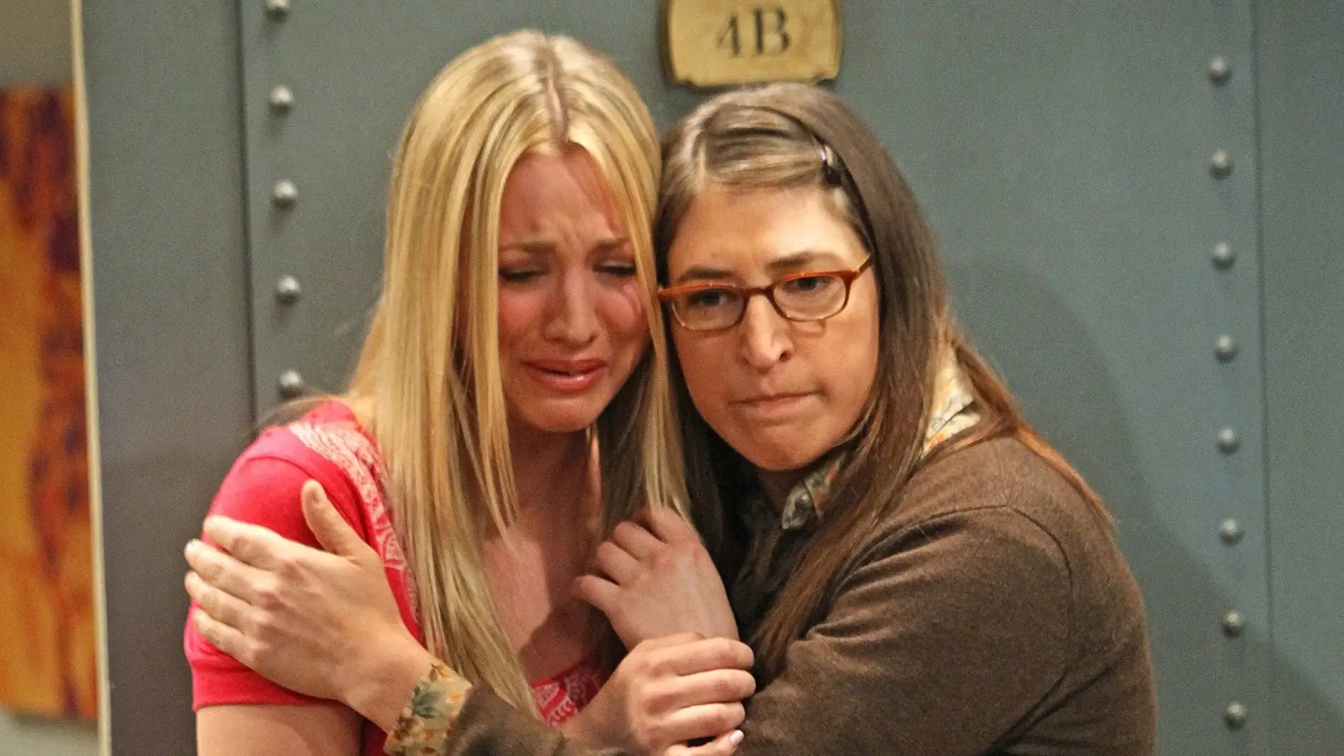 Kaley Cuoco y Mayim Bialik en 'The Big Bang Theory'