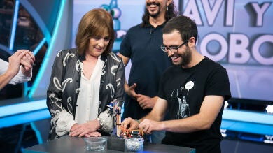 Marron sorprende a Carmen Maura con un robot de palo