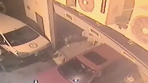 Detienen a tres hombres que en cuatro horas efectuaron tres robos en Barcelona por el método del 'alunizaje' Detienen a tres hombres que en cuatro horas efectuaron tres robos en Barcelona por el método del 'alunizaje'