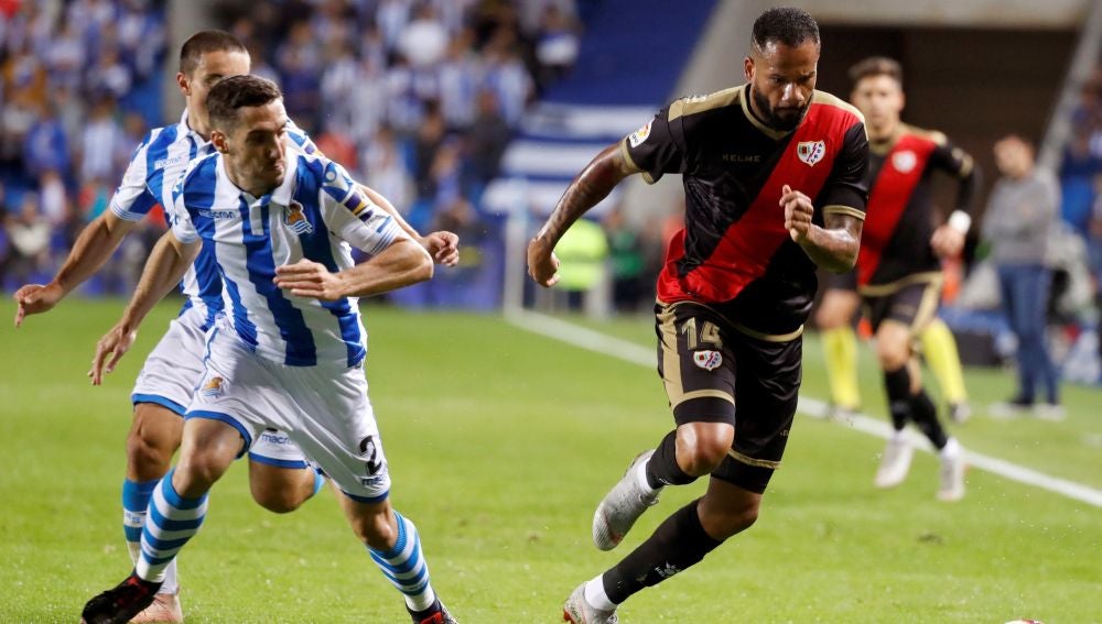 Bebé conduce el balón ante Zaldua