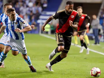 Bebé conduce el balón ante Zaldua Bebé conduce el balón ante Zaldua