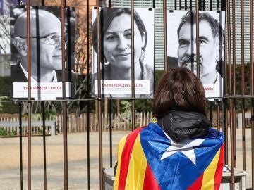 Protesta en apoyo a los políticos catalanes presos frente a la sede de la CE en Bruselas
