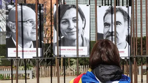 Protesta en apoyo a los políticos catalanes presos frente a la sede de la CE en Bruselas Protesta en apoyo a los políticos catalanes presos frente a la sede de la CE en Bruselas