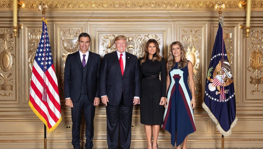 Foto oficial de Donald Trump y Pedro Sánchez con sus respectivas mujeres