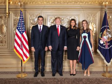 Foto oficial de Donald Trump y Pedro Sánchez con sus respectivas mujeres