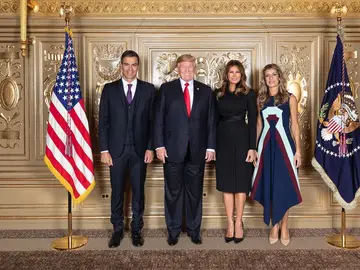 Foto oficial de Donald Trump y Pedro Sánchez con sus respectivas mujeres Foto oficial de Donald Trump y Pedro Sánchez con sus respectivas mujeres