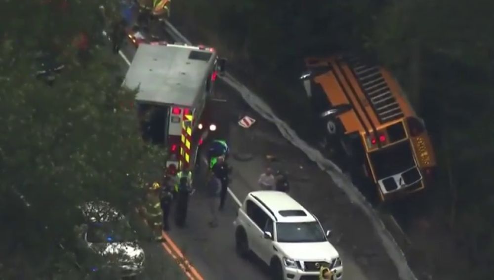 Cae un autobús con 41 escolares por un barranco en Estados Unidos