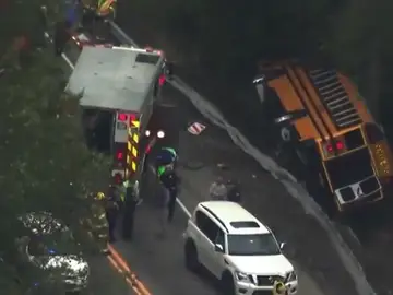 Cae un autobús con 41 escolares por un barranco en Estados Unidos Cae un autobús con 41 escolares por un barranco en Estados Unidos