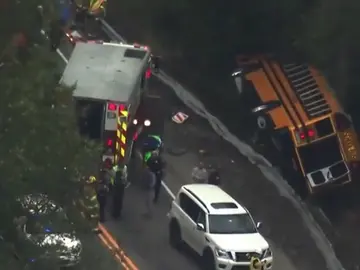 Cae un autobús con 41 escolares por un barranco en Estados Unidos Cae un autobús con 41 escolares por un barranco en Estados Unidos