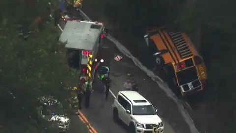 Cae un autobús con 41 escolares por un barranco en Estados Unidos Cae un autobús con 41 escolares por un barranco en Estados Unidos