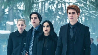 Una pedida de mano sorpresa: La estrella de 'Riverdale' que acaba de anunciar que se casa 