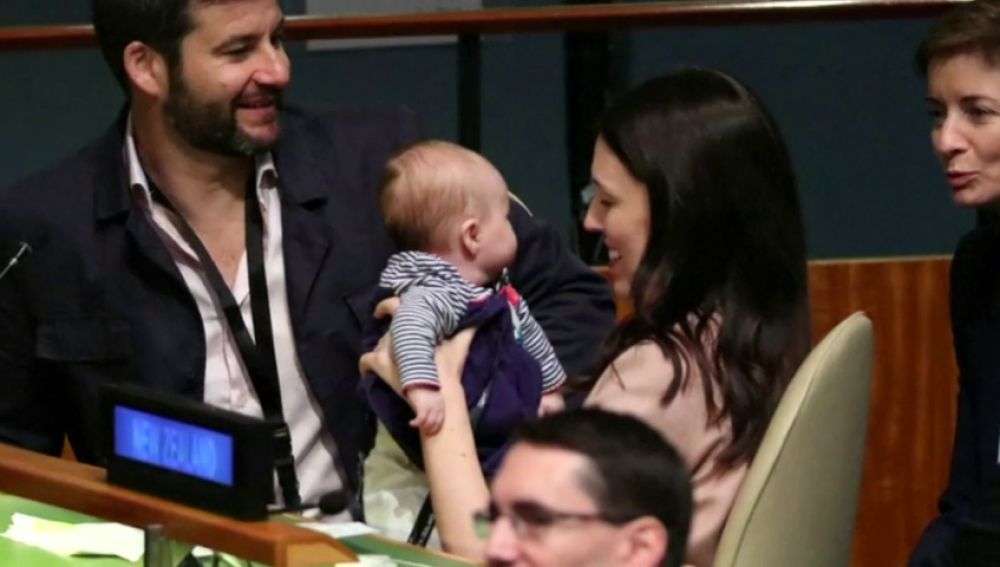 La primera ministra de Nueva Zelanda lleva a su bebé a la Asamblea de la ONU
