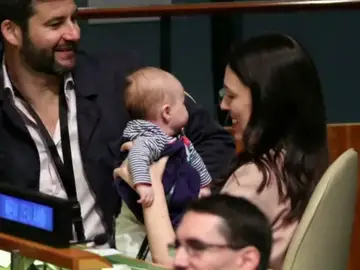 La primera ministra de Nueva Zelanda lleva a su bebé a la Asamblea de la ONU La primera ministra de Nueva Zelanda lleva a su bebé a la Asamblea de la ONU