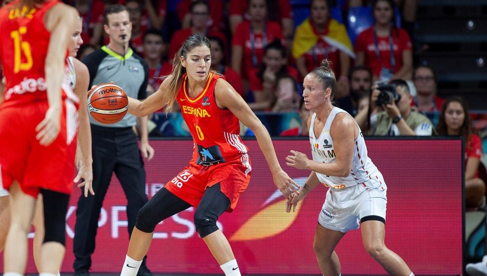 Marta Xargay postea ante Carpréaux en el España-Bélgica