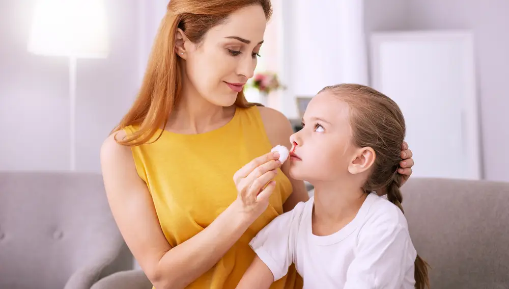 Niña con sangrado nasal Niña con sangrado nasal