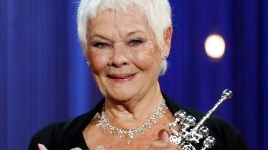 La actriz británica Judi Dench recibe en San Sebastián el premio Donostia, máximo galardón que otorga ese festival