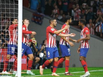 Los jugadores del Atlético de Madrid celebran el gol de Griezmann contra el Huesca