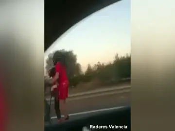 Investigan al conductor de un patín que circulaba por una autovía con un menor Investigan al conductor de un patín que circulaba por una autovía con un menor