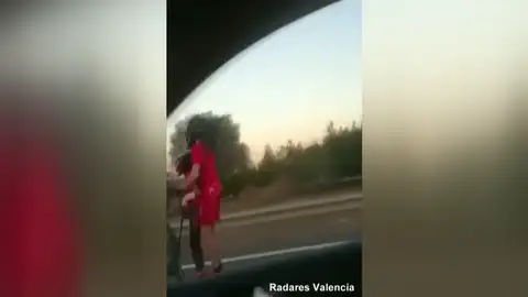 Investigan al conductor de un patín que circulaba por una autovía con un menor Investigan al conductor de un patín que circulaba por una autovía con un menor