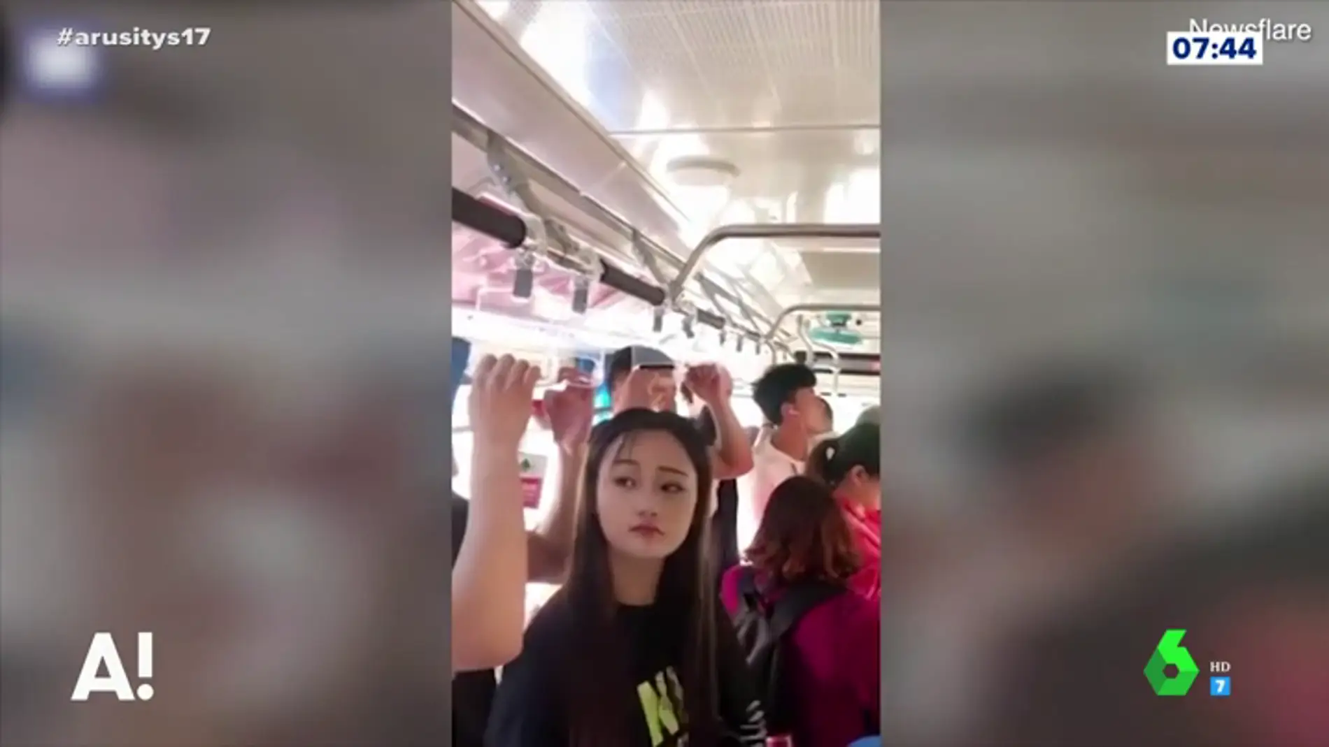 La "magnífica" y surrealista solución para agarrarte en un autobús abarrotado de gente