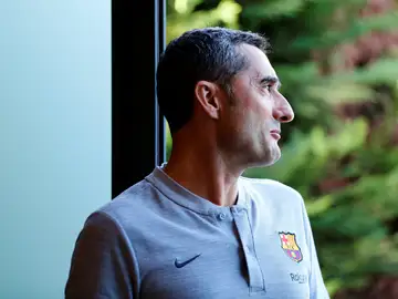 Ernesto Valverde entra en la sala de prensa del Barcelona Ernesto Valverde entra en la sala de prensa del Barcelona