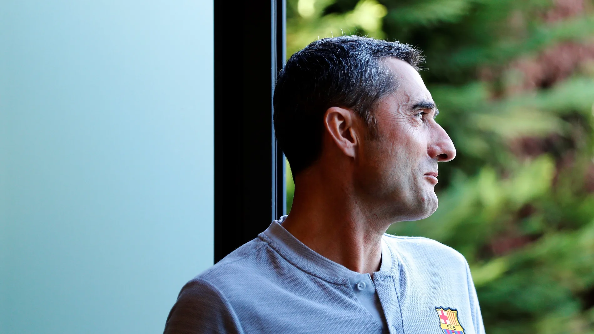 Ernesto Valverde entra en la sala de prensa del Barcelona Ernesto Valverde entra en la sala de prensa del Barcelona