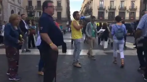 Los Mossos desalojan la acampada independentista de la Plaza de Sant Jaume Los Mossos desalojan la acampada independentista de la Plaza de Sant Jaume