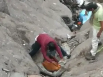 Mueren 21 personas en un coche de autobuses en Perú Mueren 21 personas en un coche de autobuses en Perú