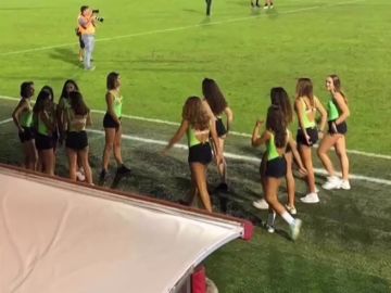 Un equipo de fútbol italiano cambia a sus recogepelotas habituales por unas niñas de 16 años en shorts