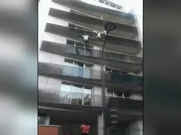 Condenan en Francia al padre del niño que fue rescatado de un balcón por un inmigrante maliense Condenan en Francia al padre del niño que fue rescatado de un balcón por un inmigrante maliense