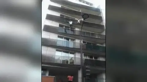 Condenan en Francia al padre del niño que fue rescatado de un balcón por un inmigrante maliense Condenan en Francia al padre del niño que fue rescatado de un balcón por un inmigrante maliense