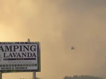 Desalojan a turistas y residentes por un incendio en Croacia Desalojan a turistas y residentes por un incendio en Croacia