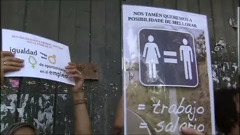 Personal de limpieza de la Xunta se concentra por discriminación salarial Personal de limpieza de la Xunta se concentra por discriminación salarial