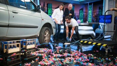 ¿Es posible levantar un coche con la ayuda de una jeringuilla?