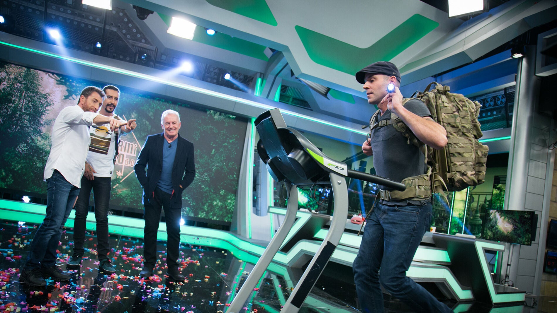 Marron sorprende a V&iacute;ctor Manuel con las mochilas antigravedad en 'El Hormiguero 3.0'