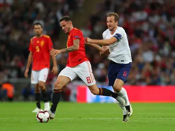 Saúl se va de Harry Kane en el partido ante Inglaterra Saúl se va de Harry Kane en el partido ante Inglaterra