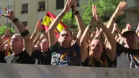 Policías y guardias civiles reclaman apoyo del gobierno contra las agresiones de radicales independentistas Policías y guardias civiles reclaman apoyo del gobierno contra las agresiones de radicales independentistas