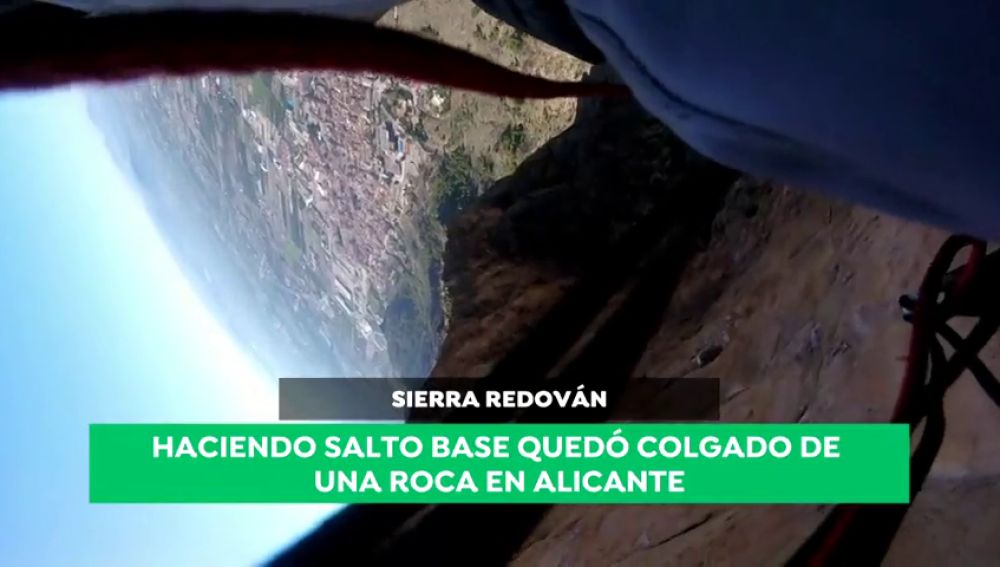 El espectacular rescate a un saltador base en Alicante tras quedar colgado de una roca: "El paracaídas se abrió en la dirección contraria"