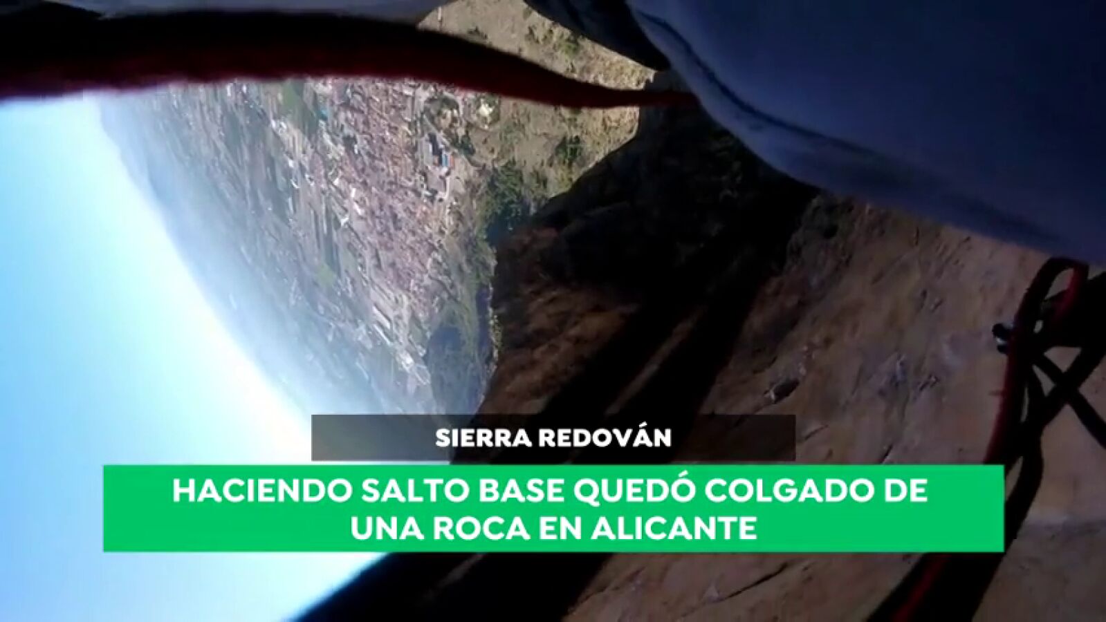 El espectacular rescate a un saltador base en Alicante tras quedar colgado de una roca
