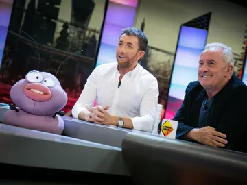 Trancas, Petancas, Pablo Motos y Víctor Manuel cantan en directo el himno de Asturias en polaco en 'El Hormiguero 3.0' Trancas, Petancas, Pablo Motos y Víctor Manuel cantan en directo el himno de Asturias en polaco en 'El Hormiguero 3.0'
