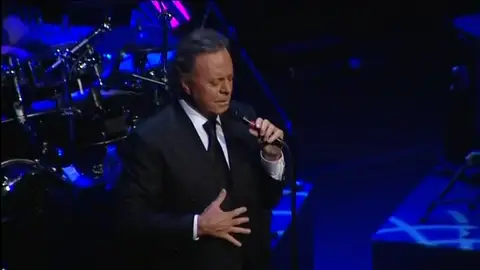 Julio Iglesias durante una actuación Julio Iglesias durante una actuación
