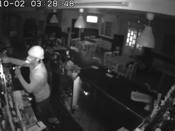 Un ladrón roba en un bar de Pontevedra Un ladrón roba en un bar de Pontevedra