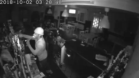 Un ladrón roba en un bar de Pontevedra Un ladrón roba en un bar de Pontevedra