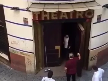 Rescatan a un joven que se quedó dormido en los baños de una discoteca Rescatan a un joven que se quedó dormido en los baños de una discoteca