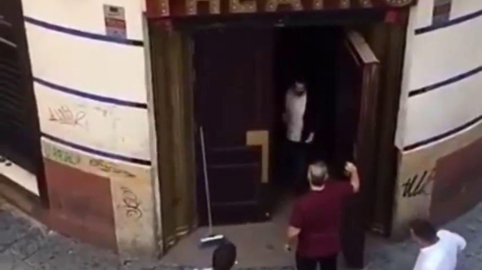 Rescatan a un joven que se quedó dormido en los baños de una discoteca en Málaga