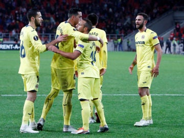 Los jugadores del Villarreal felicitan a Cazorla Los jugadores del Villarreal felicitan a Cazorla