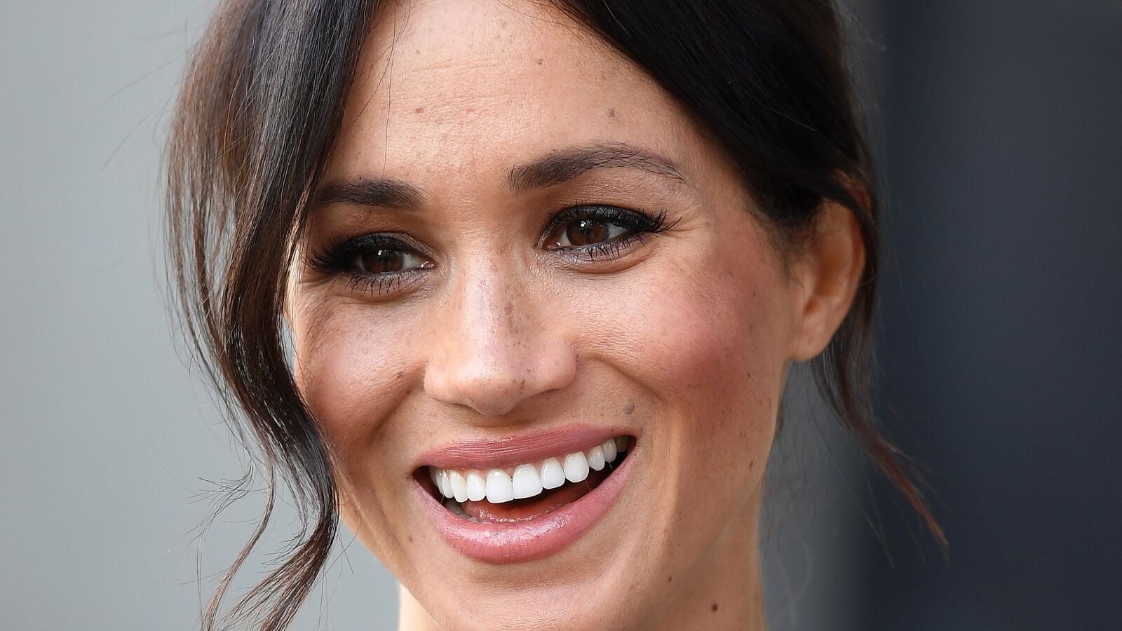 Meghan Markle se pone una camisa que esta sí puedes copiar
