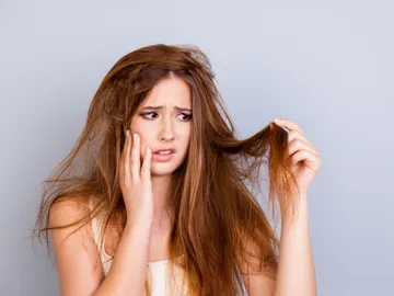 Mujer con cabello estropeado Mujer con cabello estropeado